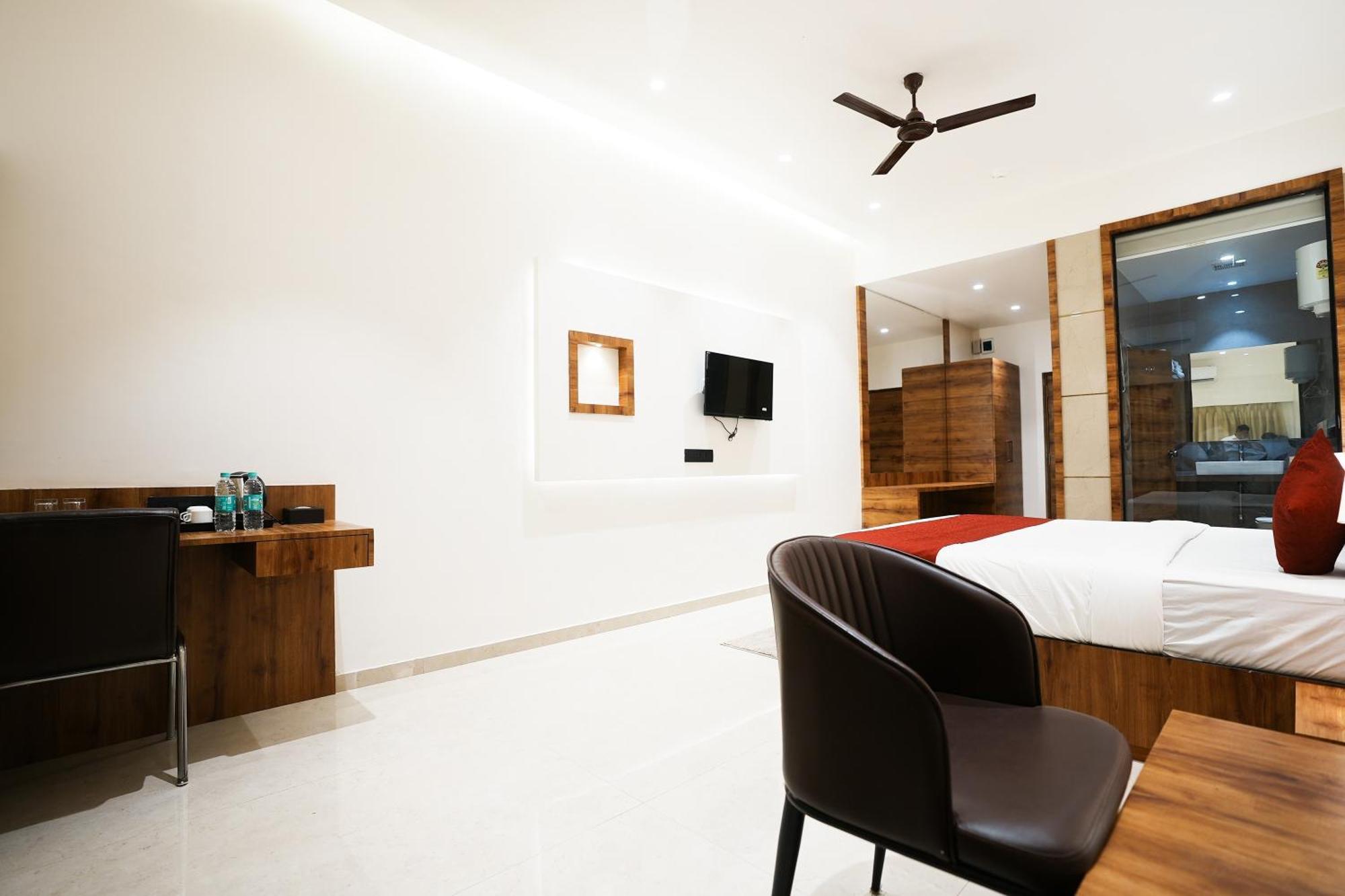 Madhav Residency Hotel & Banquet, Kalyan, Mumbai Bagian luar foto